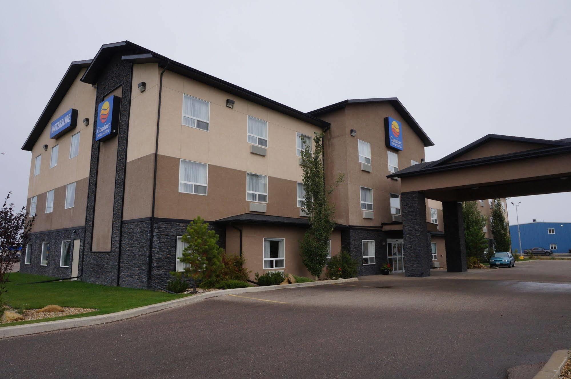 Comfort Inn & Suites Sylvan Lake Exterior photo